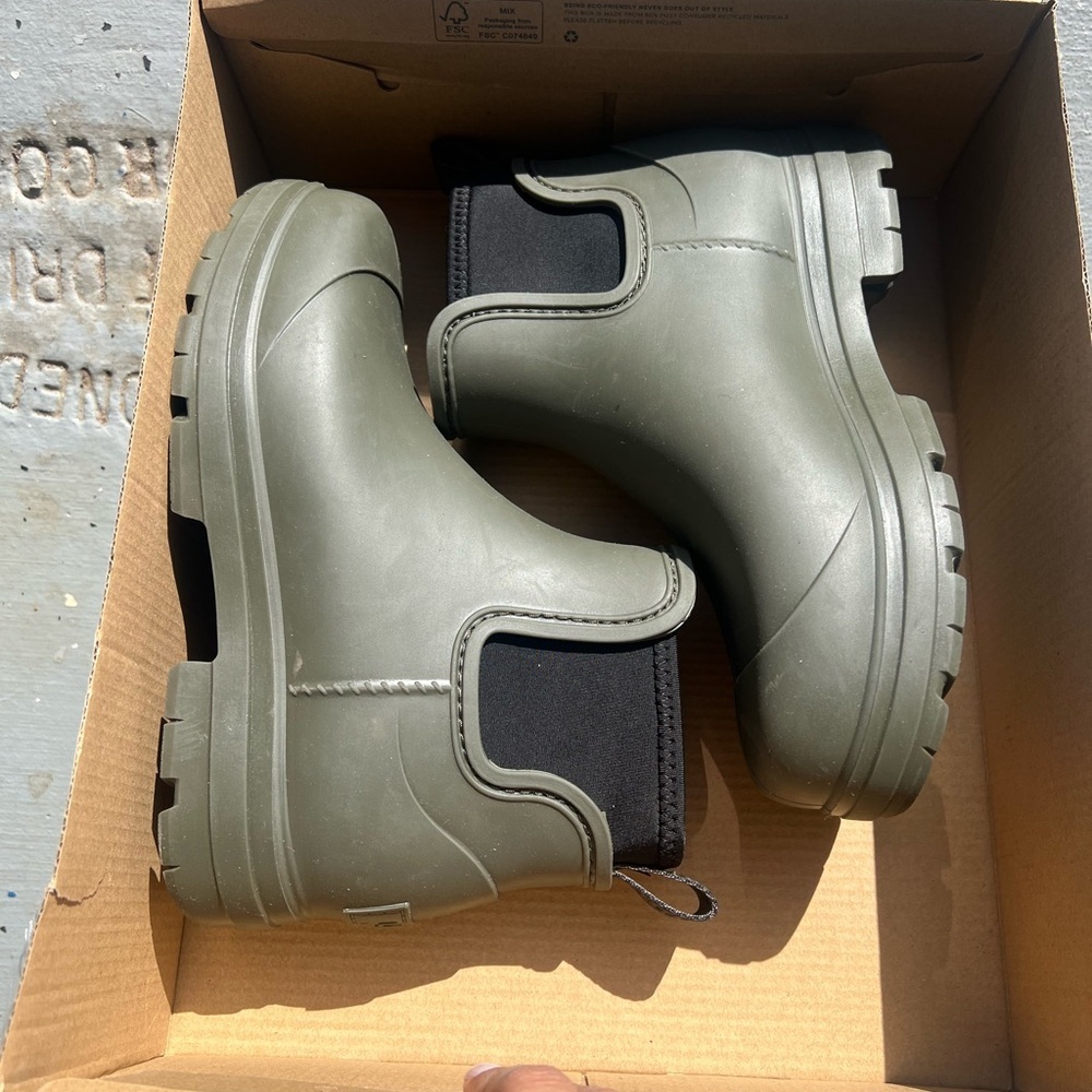 New Ugg women’s forest green droplet boots size 6 - Picture 2 of 8